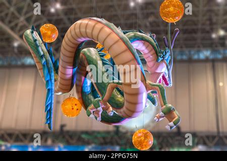 chiba, japan - dezember 22 2018: Riesiges aufblasbares Bauwerk, das den Drachen Shenron aus der Anime- und Manga-Serie von Dragon Ball zeigt, der unter der Decke der Anime-Konvention Jump Festa 19 schwimmt. Stockfoto