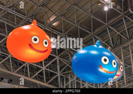 chiba, japan - dezember 22 2018: Riesige aufblasbare Ballons, die Slime, das Maskottchen der Dragon Quest, zeigen, ein Rollenspiel, das unter der Decke der Anime-Konvention Jump Festa 19 schweben. Stockfoto