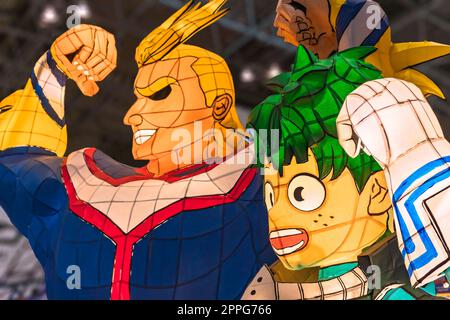 chiba, japan - dezember 22 2018: Beleuchtete Nebuta-Laternen, handgefertigt aus lackiertem Washi-Papier und Drahtrahmen, die Manga- und Anime-Figuren der My Hero Academia während der Convention Jump Festa 19 darstellen Stockfoto