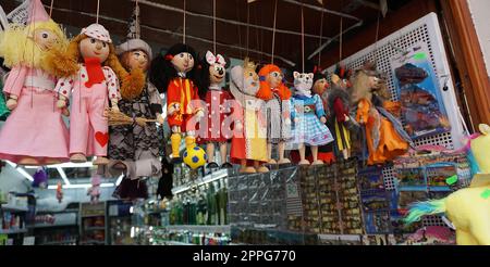 Traditionelle Marionetten aus Holz. Shoppen Sie in Prag Stockfoto