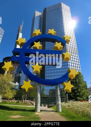 Skulptur des Euro-Zeichens in einem Park inmitten moderner Bürotürme in Frankfurt Stockfoto