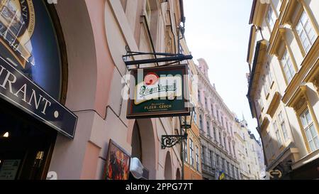 Logo von Pilsner Urquell. Schild mit dem grünen Pilsner Urquell Logo an der Fassade - Eingang zum Bierrestaurant in PRAG Pilsner ist eine tschechische Marke von leichtem Lagerbier. Stockfoto