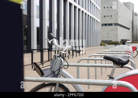 Fahrrad in der Nähe von Metallständen auf der Straße der Stadt Stockfoto