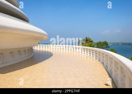 Aussichtsplattform und Stupa der japanischen Friedenspagode auf dem Hügel Rumassala im Dschungel von Unawatuna Stockfoto