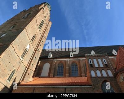 Die St. Elizabeth Kirche ist hinter den Häusern der alten Odrzanska Straße versteckt, die sich neben dem Marktplatz befindet Stockfoto