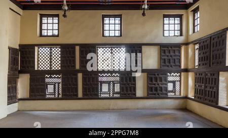 Gitterfenster aus Holz, Mashrabiya und Schiebefenster im historischen Ottoman Amasely Stockfoto