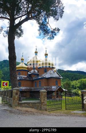 Hölzerne orthodoxe Nikolaikirche im Dorf Kozova, Karpaten Stockfoto