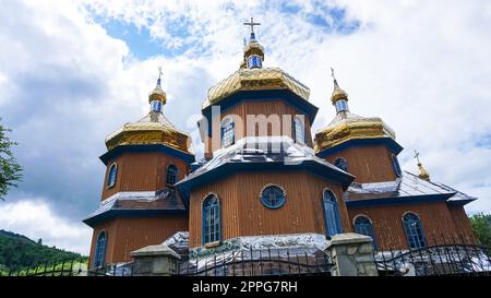 Hölzerne orthodoxe Nikolaikirche im Dorf Kozova, Karpaten Stockfoto