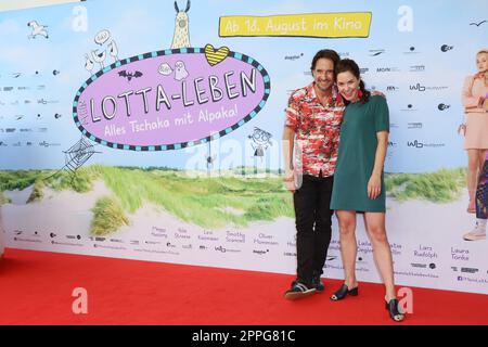 Oliver Mommsen, Katia Fellin, Premiere von Mein Lotta-Leben - Alle Tschaka mit Alpaka in Cinemaxx Dammtor, Hamburg, 14.08.2022 Stockfoto