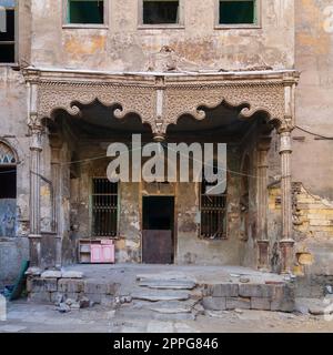 Fassade des historischen verlassenen Bayt Madkour Pascha Hauses, Souk Al Selah Street, Old Cairo, Ägypten Stockfoto