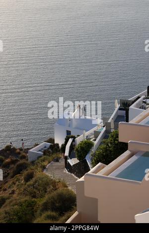 Die Braut und der Bräutigam während einer romantischen Fotosession in Imergovigli auf Santorini Stockfoto