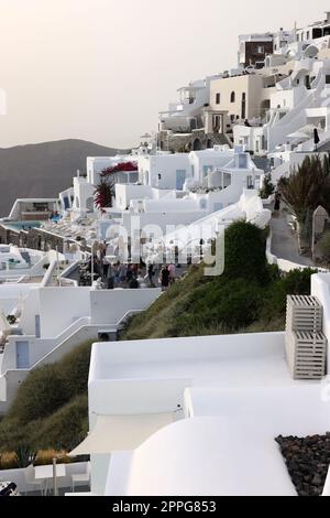 Weiß getünchte Häuser mit Terrassen und Pools und einer schönen Aussicht in Imerovigli auf Santorini Stockfoto