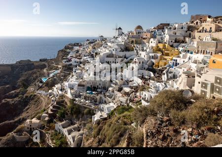 Weiß getünchte Häuser und Windmühlen in Oia auf Santorini Insel, Kykladen Stockfoto