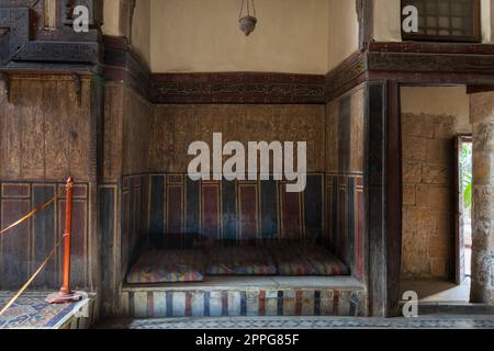 Eingebaute Bank - Couch - im historischen El Sehemy House aus der Ottomanenzeit, Kairo, Ägypten Stockfoto