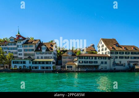 ZÜRICH, SCHWEIZ - 3. SEPTEMBER 2013: Blick auf die Zürcher Altstadt am Ufer der Limmat Stockfoto