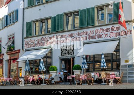 ZÜRICH, SCHWEIZ - 3. SEPTEMBER 2013: Blick auf die bunten Geschäftsstraßen in der Altstadt von Zürich, Schweiz Stockfoto