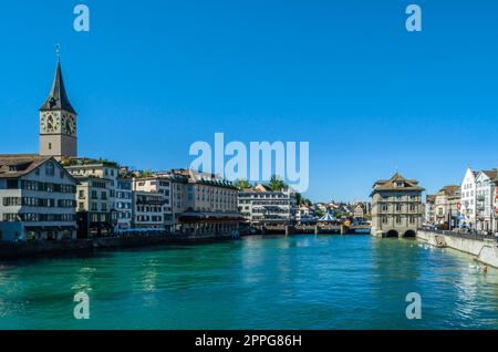 ZÜRICH, SCHWEIZ - 3. SEPTEMBER 2013: Blick auf die Zürcher Altstadt am Ufer der Limmat Stockfoto