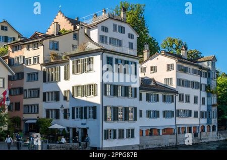 ZÜRICH, SCHWEIZ - 3. SEPTEMBER 2013: Blick auf die bunten Geschäftsstraßen in der Altstadt von Zürich, Schweiz Stockfoto