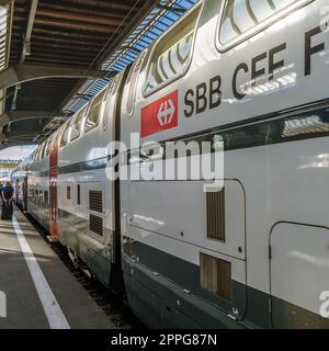 ZÜRICH, SCHWEIZ - 3. SEPTEMBER 2013: Züge am Bahnhof Zürich, Schweiz Stockfoto