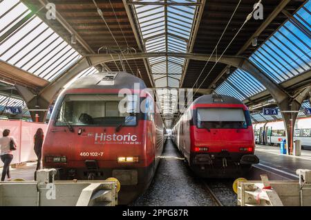 ZÜRICH, SCHWEIZ - 3. SEPTEMBER 2013: Züge am Bahnhof Zürich, Schweiz Stockfoto