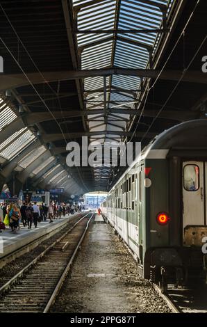 ZÜRICH, SCHWEIZ - 3. SEPTEMBER 2013: Züge am Bahnhof Zürich, Schweiz Stockfoto