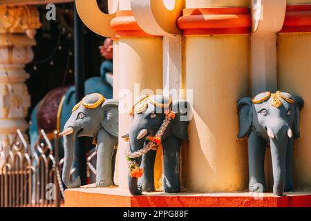 Mapusa, Goa, Indien. Elefantenstatue In Der Nähe Des Shree Ganesh Mandir, Ganeshpuri Tempel. Berühmtes Wahrzeichen Und Beliebtes Reiseziel Stockfoto