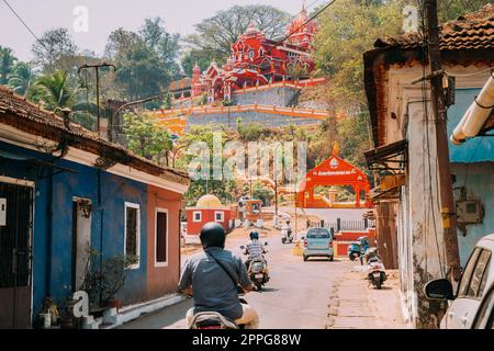 Panaji, Goa, Indien. Der Verkehr auf der Straße zum Hindu-Maruti-Tempel oder Hanuman-Tempel befindet sich in Panjim. Erbaut Zu Ehren Des Gottes Der Affen Haruman. Berühmtes Wahrzeichen Und Kulturerbe. Beliebtes Reiseziel Stockfoto