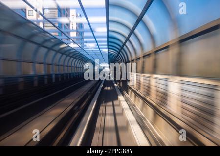 Bewegungsunschärfe der Zug in Bewegung im Tunnel Stockfoto