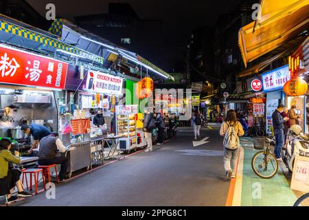 Taipei, Taiwan 22. März 2022: Shida Nachtmarkt in taipeh Stadt bei Nacht Stockfoto