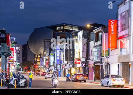 Taipei, Taiwan, 06. April 2022: Taipeh City Street in Shilin District bei Nacht Stockfoto