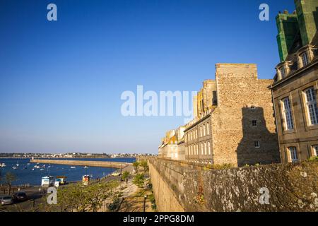 Saint-Malo Leuchtturm und Pier Blick von der Stadtbefestigung, Bretagne, Frankreich Stockfoto