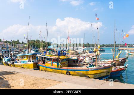 Fischerboote im Hafen von Tangalle, Sri Lanka Stockfoto