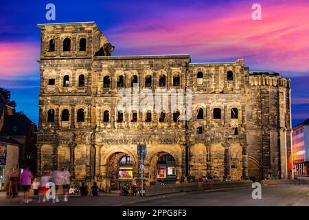 Die Porta Nigra, ein römisches Stadttor in Trier, Deutschland Stockfoto