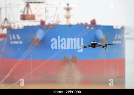 YANTAI, CHINA - 23. APRIL 2023 - Eine DJI Mavic 3 Drohne fliegt in Yantai, Provinz Shandong, China, 23. April 2023. Am 21. April 2023 wurde DJI rece Stockfoto