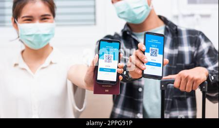 Paare Frau und Mann bereit zu reisen, zeigen digitale Impfstoff Gesundheit Pass App auf Smartphone Stockfoto