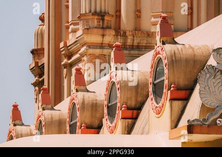 Mapusa, Goa, Indien. Der Shree Ganesh Mandir, Ganeshpuri Tempel. Berühmtes Wahrzeichen Und Beliebtes Reiseziel. Nahaufnahme Details Stockfoto