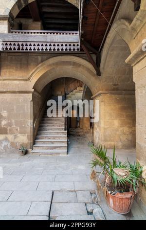 Treppe mit Holzbalustrade, die zu einem alten verlassenen historischen Gebäude in Kairo, Ägypten führt Stockfoto