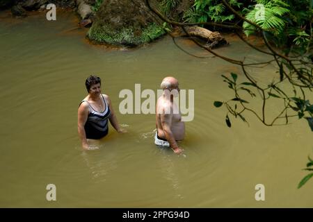 Leute bei Caldeira Velha Stockfoto