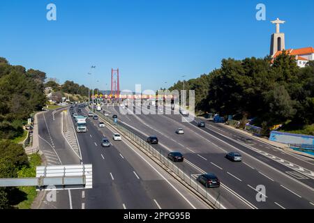 Eingang zur Brücke 25 de Abril Stockfoto