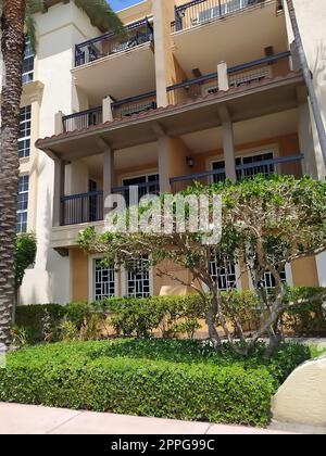 Lauderdale-By-The-Sea. Ein typisches Apartment am Strand in Florida an einem wunderschönen sumer Tag. Stockfoto