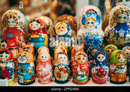 Bunte Russische Nesting Puppen Matreshka Auf Dem Markt. Stockfoto