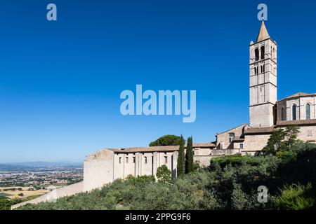 Kirche im Dorf Assisi in Umbrien, Italien. Die Stadt ist berühmt für die wichtigste italienische Basilika, die dem St. Francis - San Francesco. Stockfoto