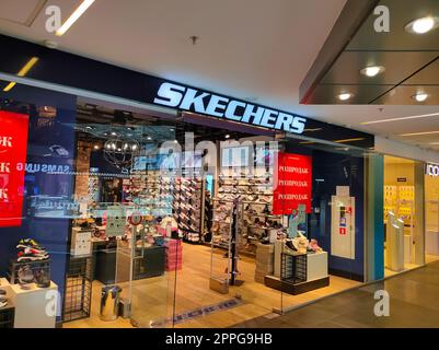 Kiyv, Ukraine - 30. August 2020: Zeichen von Skechers im Shop Stockfoto