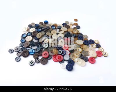 Kleiderknöpfe auf weißem Hintergrund Stockfoto