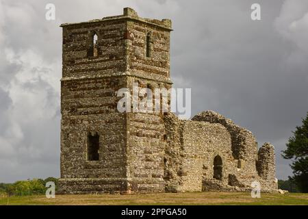 Knowlton Kirche und Erdarbeiten Stockfoto