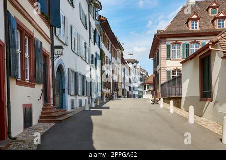 Straße mit Häusern in Basel, Schweiz Stockfoto