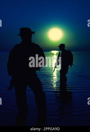 Silhouetten von Soldaten der Armee Stockfoto