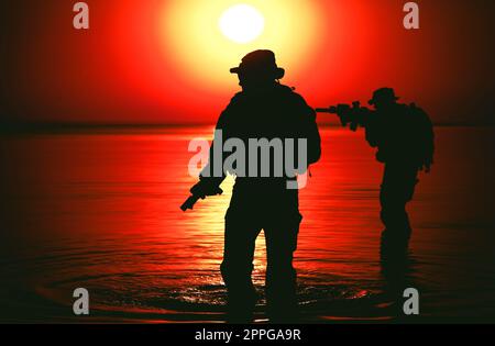 Silhouetten von Soldaten der Armee Stockfoto