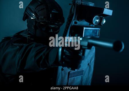 Bewaffneten SWAT fighter Verstecken hinter ballistischer Schutz Stockfoto