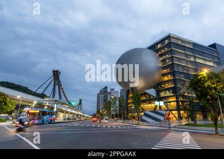 Taipei, Taiwan, 06. April 2022: Zentrum für darstellende Künste im Bezirk Shilin in Taipei am Abend Stockfoto